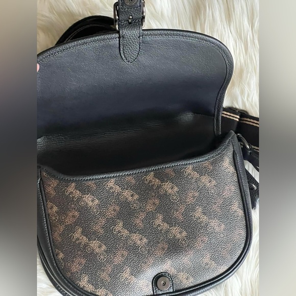 C5383 - Coach Hitch Crossbody with Horse and Carriage Print - Picture 8 of 14